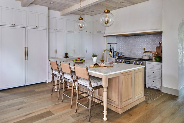 Sea Island Farmhouse Color Photo Kitchen