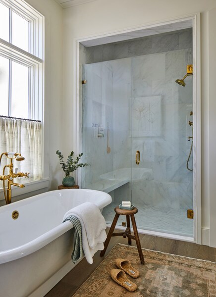 Sea Island Farmhouse Color Photo Primary Bath