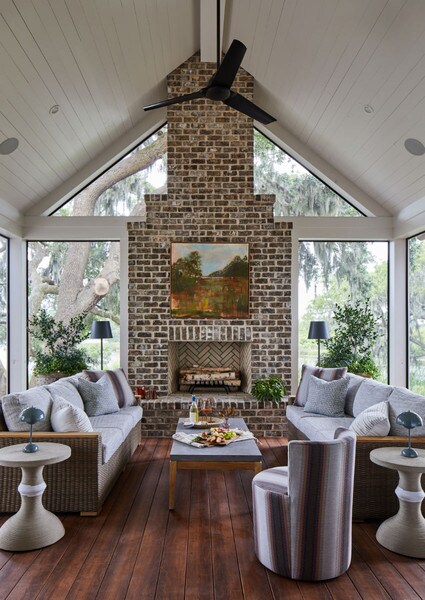 Sea Island Farmhouse Color Photo Outdoor Living Area